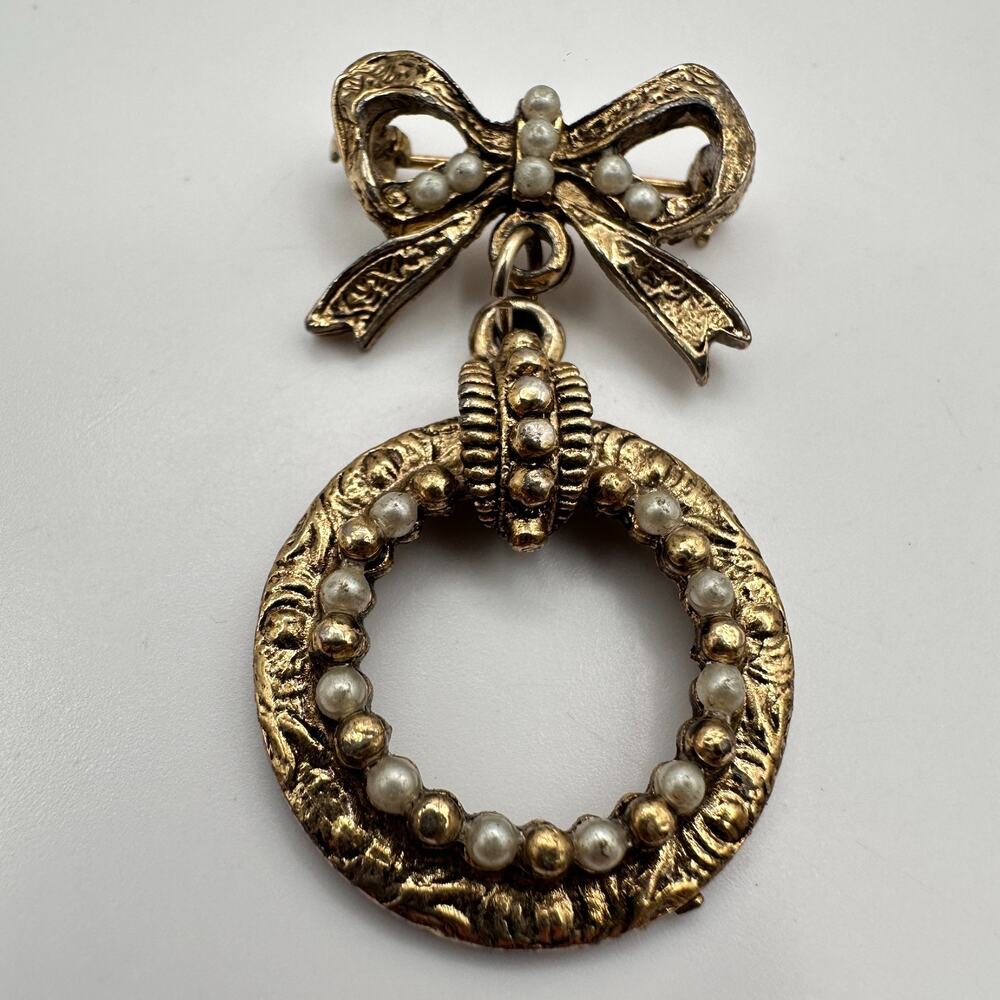 Vintage 80s Gold Tone Bow & Wreath Brooch Pin Faux Pearl Dangle Retro Jewelry